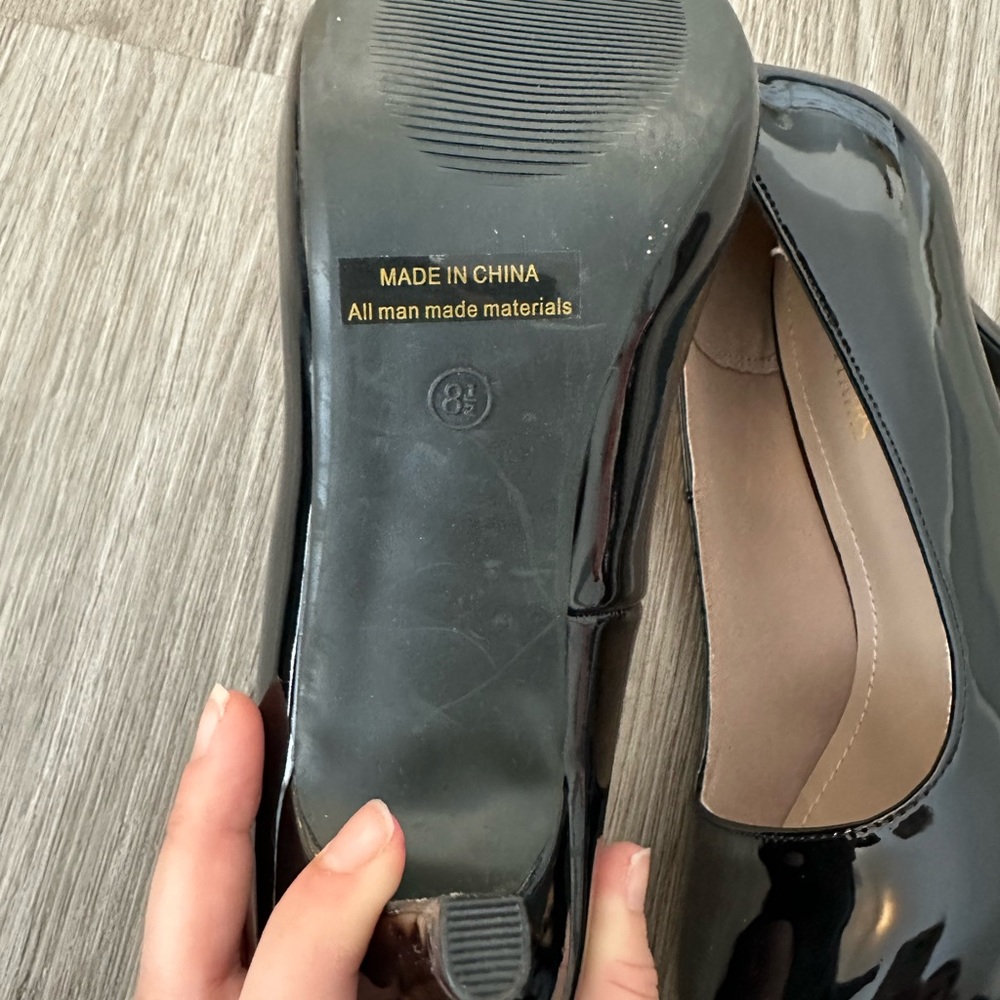 NEW Glossy Pumps - Picture 7 of 8